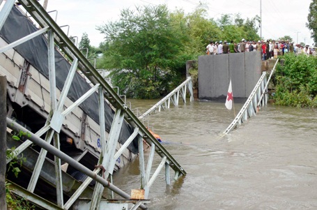 Xe tải chở sắt “bẻ gãy” cầu, một người mất tích - 2 Xe tải chở sắt “bẻ gãy” cầu, một người mất tích - 2