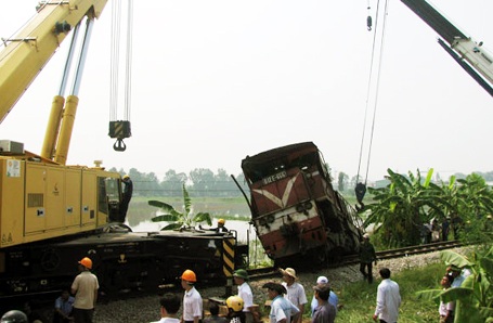 Hà Nội: Tàu hỏa đâm văng xe ben xuống ruộng - 2 Hà Nội: Tàu hỏa đâm văng xe ben xuống ruộng - 2