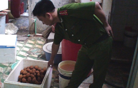 Hà Nội: Phát hiện 2 kho trứng lậu làm nhân bánh trung thu - 2 Hà Nội: Phát hiện 2 kho trứng lậu làm nhân bánh trung thu - 2