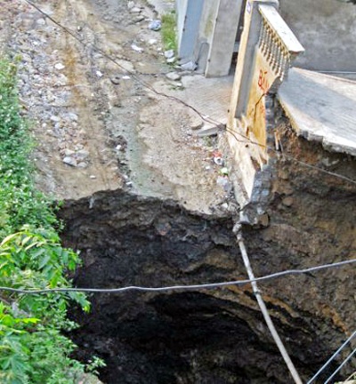 Hố “tử thần” bất ngờ xuất hiện, nhiều hộ dân sơ tán khẩn cấp - 1