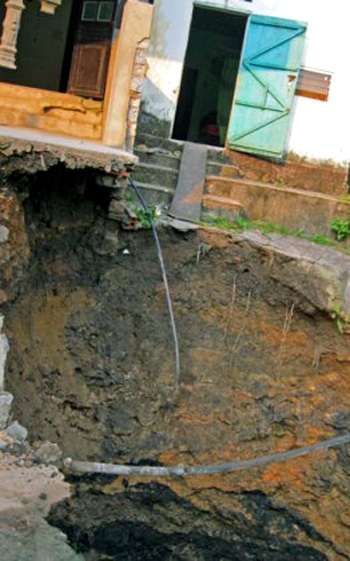 Hố “tử thần” bất ngờ xuất hiện, nhiều hộ dân sơ tán khẩn cấp - 2