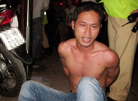 Nam thanh niên cởi trần, thách công an… nổ súng - 1 Nam thanh niên cởi trần, thách công an… nổ súng - 1