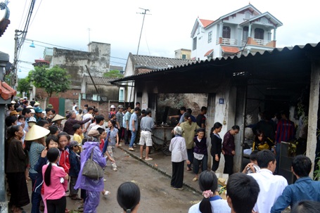 Hà Nội: Kinh hoàng vụ người đàn ông đổ xăng tự thiêu - 4 Hà Nội: Kinh hoàng vụ người đàn ông đổ xăng tự thiêu - 4