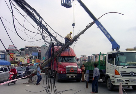 Xe container mắc bẫy “mạng nhện” trên đường Hồ Tùng Mậu - 1 Xe container mắc bẫy “mạng nhện” trên đường Hồ Tùng Mậu - 1