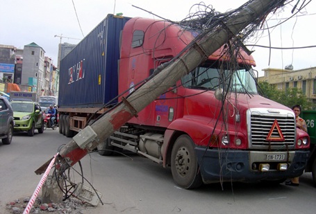 Xe container mắc bẫy “mạng nhện” trên đường Hồ Tùng Mậu - 2 Xe container mắc bẫy “mạng nhện” trên đường Hồ Tùng Mậu - 2