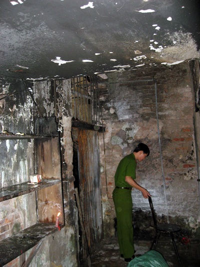 Hỏa hoạn trong đêm mưa, gần 20 người mắc kẹt trong căn nhà cổ - 1 Hỏa hoạn trong đêm mưa, gần 20 người mắc kẹt trong căn nhà cổ - 1