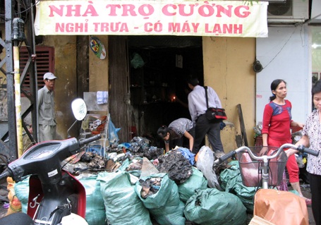 Hỏa hoạn trong đêm mưa, gần 20 người mắc kẹt trong căn nhà cổ - 2 Hỏa hoạn trong đêm mưa, gần 20 người mắc kẹt trong căn nhà cổ - 2