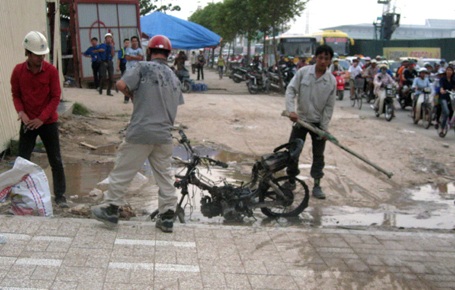 Hà Nội: Hai xe máy cháy đùng đùng trên đường Phạm Hùng - 1 Hà Nội: Hai xe máy cháy đùng đùng trên đường Phạm Hùng - 1