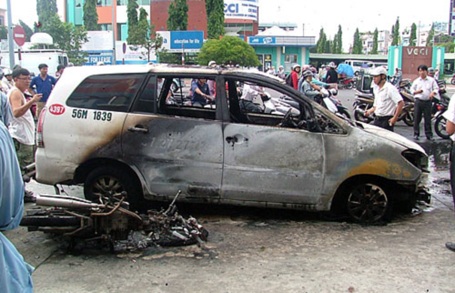 Đốt xe máy, cháy 2 xe taxi - 1 Đốt xe máy, cháy 2 xe taxi - 1