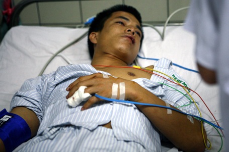 Nam sinh viên nhập viện vì bị bạn học "đánh hội đồng" - 2 Nam sinh viên nhập viện vì bị bạn học "đánh hội đồng" - 2