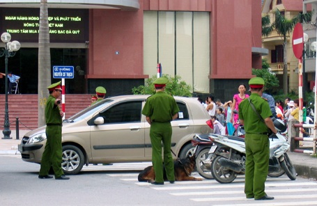 30 phút triệt phá băng cướp ngân hàng, bắt cóc con tin - 1 30 phút triệt phá băng cướp ngân hàng, bắt cóc con tin - 1