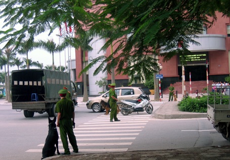 30 phút triệt phá băng cướp ngân hàng, bắt cóc con tin - 2 30 phút triệt phá băng cướp ngân hàng, bắt cóc con tin - 2