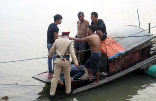 CSGT mưu trí cứu sống nam thanh niên nhảy cầu Chương Dương tự tử - 1 CSGT mưu trí cứu sống nam thanh niên nhảy cầu Chương Dương tự tử - 1