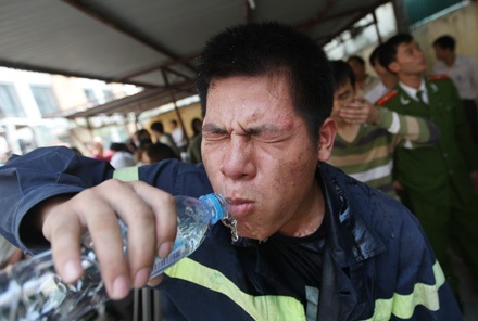 Lời kể của chiến sĩ cứu hộ trong vụ sập nhà vì nổ gas - 2