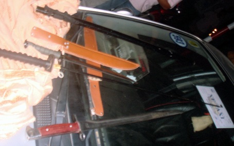 Khống chế người đi đường hòng thoát sự truy đuổi của công an - 1