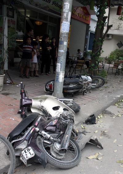 Xe Mercedes gây tai nạn liên hoàn trên phố - 1 Xe Mercedes gây tai nạn liên hoàn trên phố - 1
