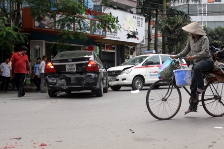 Xe Mercedes gây tai nạn liên hoàn trên phố - 2 Xe Mercedes gây tai nạn liên hoàn trên phố - 2