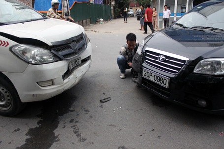 Xe Mercedes gây tai nạn liên hoàn trên phố - 3 Xe Mercedes gây tai nạn liên hoàn trên phố - 3