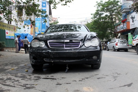 Xe Mercedes gây tai nạn liên hoàn trên phố - 4 Xe Mercedes gây tai nạn liên hoàn trên phố - 4