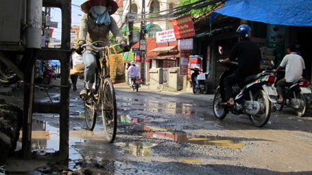 Dân bức xúc vì con đường “đau khổ” được sửa chữa dở dang - 1