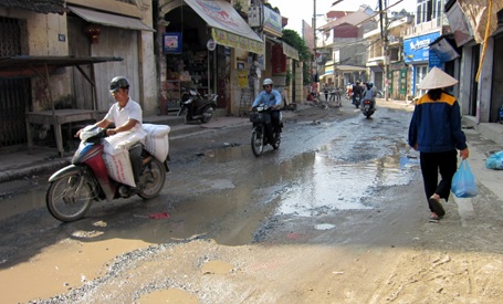 Dân bức xúc vì con đường “đau khổ” được sửa chữa dở dang - 2