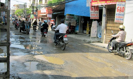 Dân bức xúc vì con đường “đau khổ” được sửa chữa dở dang - 3
