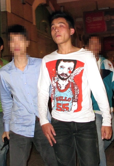 Giấu 3 ngọn giáo tự chế trong cốp ô tô - 3 Giấu 3 ngọn giáo tự chế trong cốp ô tô - 3