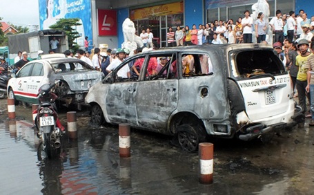 Đốt xe máy, cháy 2 xe taxi - 2 Đốt xe máy, cháy 2 xe taxi - 2