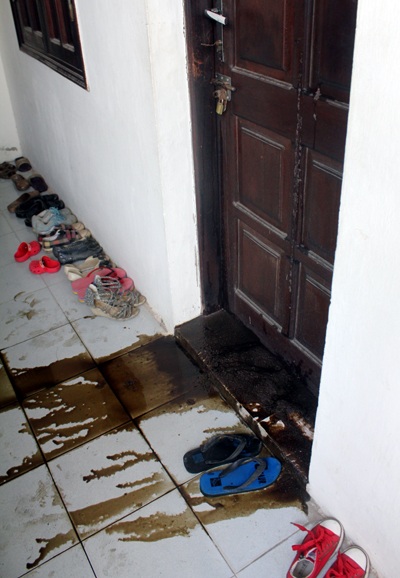 Hà Nội: Dùng mắm tôm trộn dầu nhớt để “khủng bố” - 1