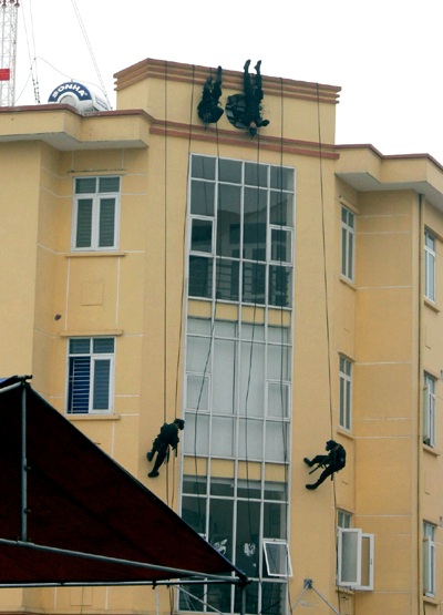 Hà Nội: Diễn tập chống khủng bố tấn công trụ sở ủy ban - 2