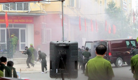 Hà Nội: Diễn tập chống khủng bố tấn công trụ sở ủy ban - 3