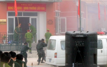 Hà Nội: Diễn tập chống khủng bố tấn công trụ sở ủy ban - 5