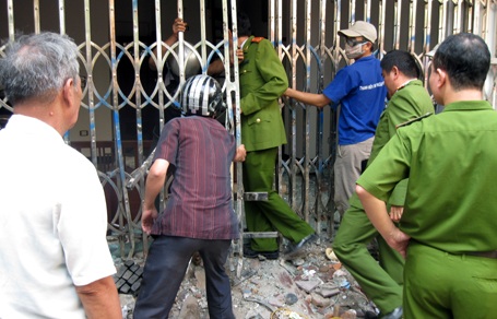 Khám xét khẩn cấp nhà của “con nợ” tiền tỷ ở Hà Đông - 1