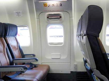 Lần đầu đi máy bay, sinh viên mở nhầm cửa thoát hiểm - 2 Lần đầu đi máy bay, sinh viên mở nhầm cửa thoát hiểm - 2