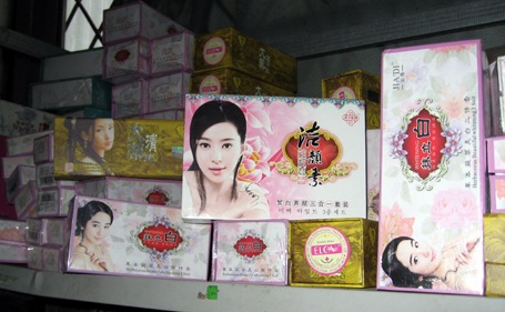 Hà Nội: Phát hiện đại lý bán mỹ phẩm “lậu” cho spa - 2