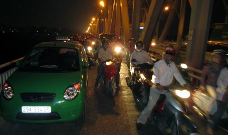 Hà Nội: Thuê taxi lên cầu Chương Dương tự tử - 4 Hà Nội: Thuê taxi lên cầu Chương Dương tự tử - 4