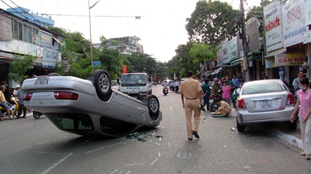 Ô tô “chỏng vó” giữa phố - 1 Ô tô “chỏng vó” giữa phố - 1