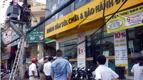 Nổ biến áp trước cửa hàng điện thoại di động - 1 Nổ biến áp trước cửa hàng điện thoại di động - 1