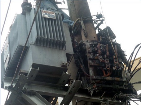 Nổ biến áp trước cửa hàng điện thoại di động - 2 Nổ biến áp trước cửa hàng điện thoại di động - 2