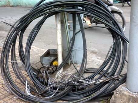 Nổ biến áp trước cửa hàng điện thoại di động - 3 Nổ biến áp trước cửa hàng điện thoại di động - 3