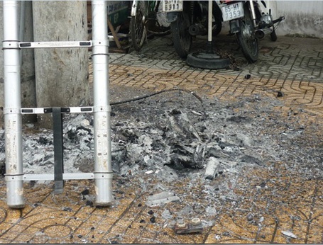 Nổ biến áp trước cửa hàng điện thoại di động - 4 Nổ biến áp trước cửa hàng điện thoại di động - 4