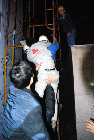 Toàn cảnh giải cứu nạn nhân kẹt trong đám cháy cao ốc EVN - 3 Toàn cảnh giải cứu nạn nhân kẹt trong đám cháy cao ốc EVN - 3