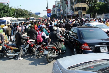 Hà Nội: Xe SH cháy trơ khung tại ngã tư khách sạn Daewoo - 7 Hà Nội: Xe SH cháy trơ khung tại ngã tư khách sạn Daewoo - 7