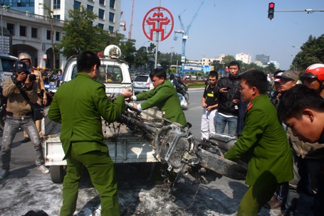 Hà Nội: Xe SH cháy trơ khung tại ngã tư khách sạn Daewoo - 6 Hà Nội: Xe SH cháy trơ khung tại ngã tư khách sạn Daewoo - 6