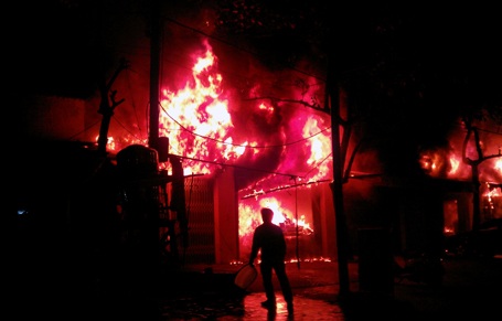 Hà Nội: Lửa ngùn ngụt thiêu rụi 3 ki-ốt lớn - 1