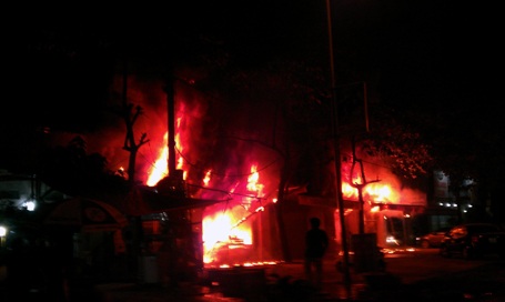 Hà Nội: Lửa ngùn ngụt thiêu rụi 3 ki-ốt lớn - 2