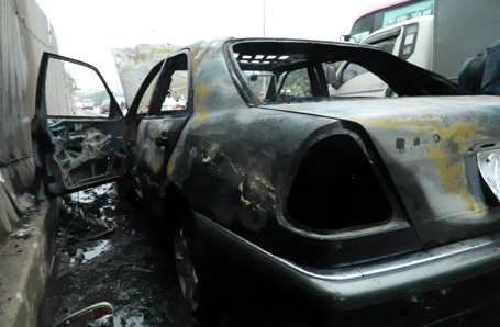 Hà Nội: Xe Mercedes bất ngờ bốc cháy trên phố - 3 Hà Nội: Xe Mercedes bất ngờ bốc cháy trên phố - 3