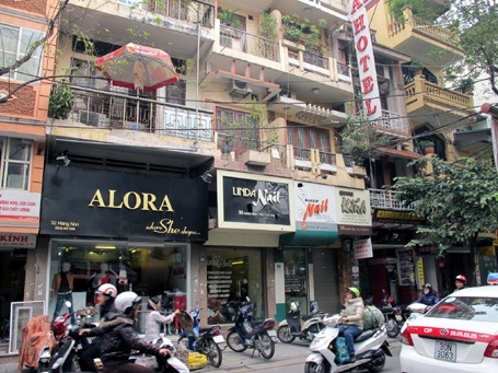 Hà Nội: Nửa đêm giải cứu thiếu nữ trên nóc nhà 5 tầng - 1 Hà Nội: Nửa đêm giải cứu thiếu nữ trên nóc nhà 5 tầng - 1