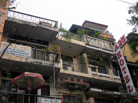 Hà Nội: Nửa đêm giải cứu thiếu nữ trên nóc nhà 5 tầng - 2 Hà Nội: Nửa đêm giải cứu thiếu nữ trên nóc nhà 5 tầng - 2