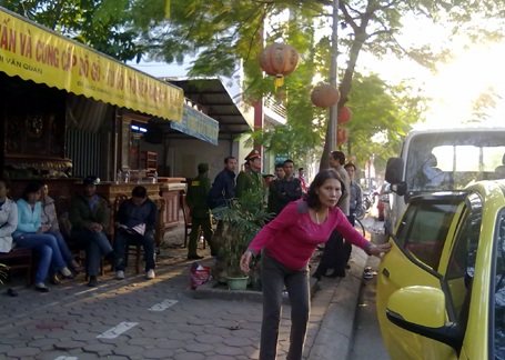 Hà Nội: Hàng chục người bao vây cửa hàng đồ gỗ để xiết nợ - 1 Hà Nội: Hàng chục người bao vây cửa hàng đồ gỗ để xiết nợ - 1
